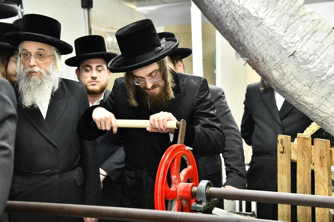 האדמו"ר מסאדיגורה בטחינת חיטים