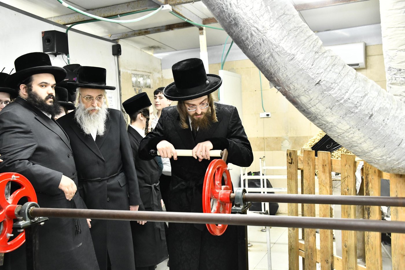 האדמו"ר מסאדיגורה בטחינת חיטים