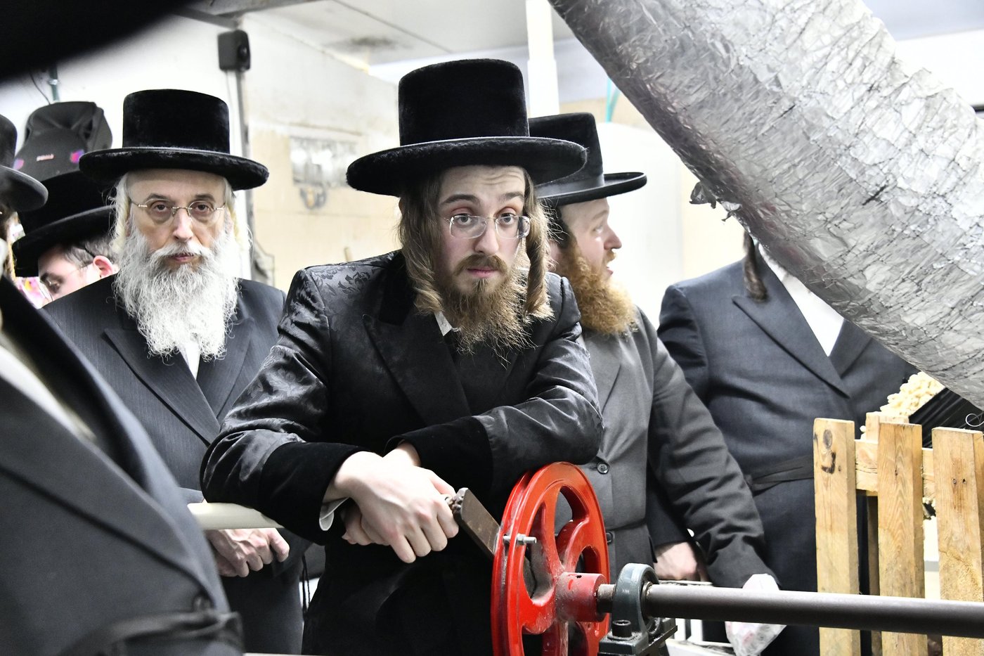 האדמו"ר מסאדיגורה בטחינת חיטים