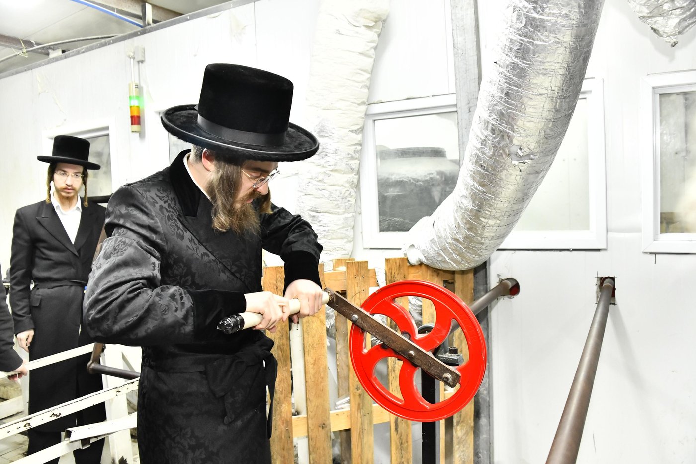 האדמו"ר מסאדיגורה בטחינת חיטים