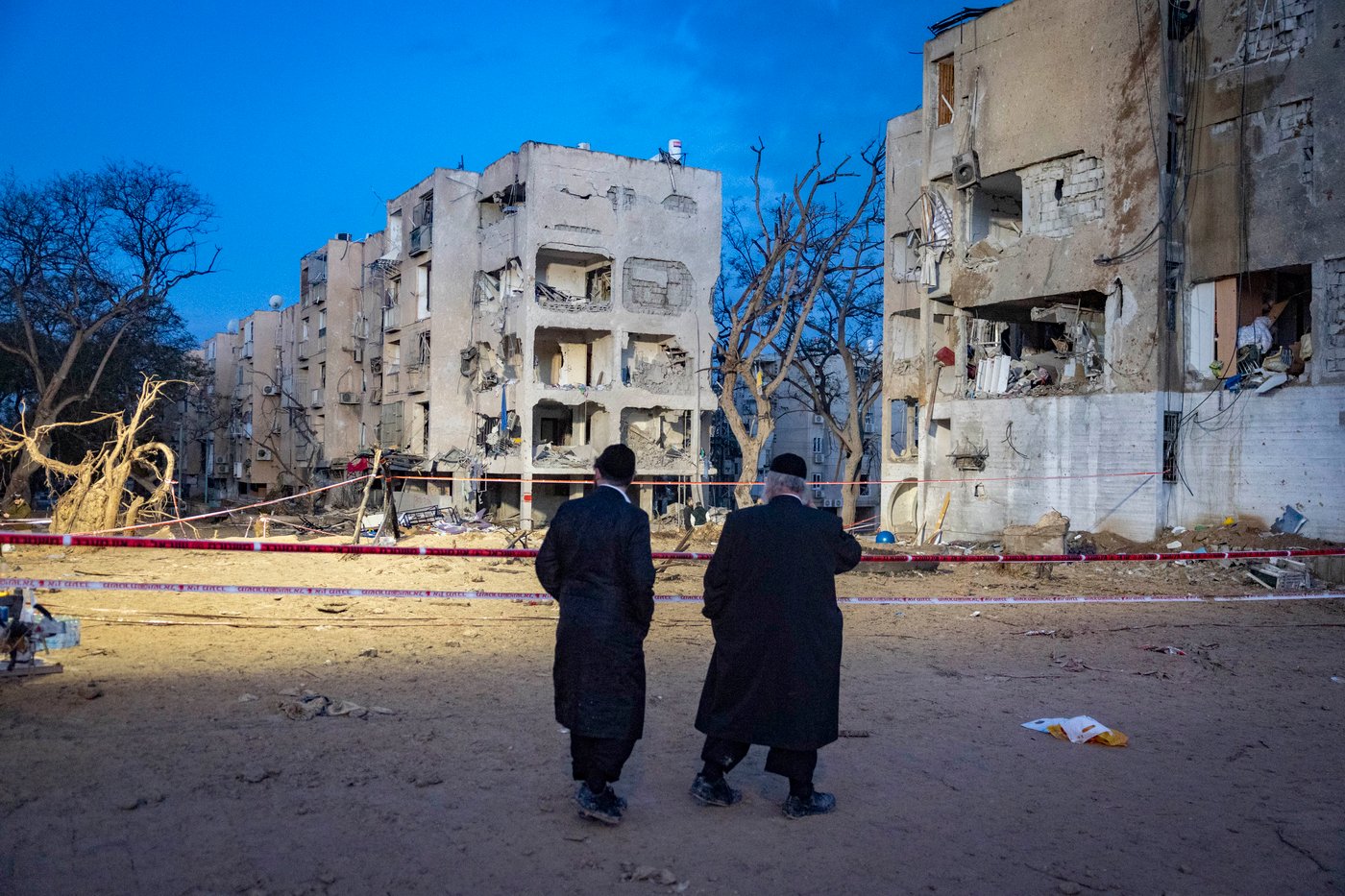 זירת הפגיעה בעיר ערד, ביום ובלילה