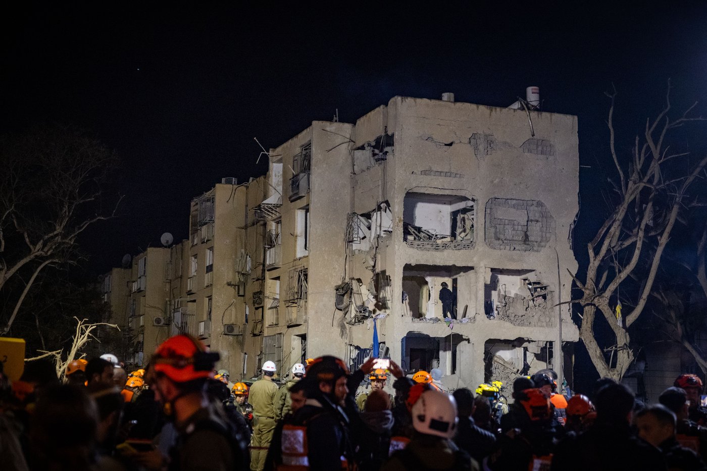 זירת הפגיעה בעיר ערד, ביום ובלילה