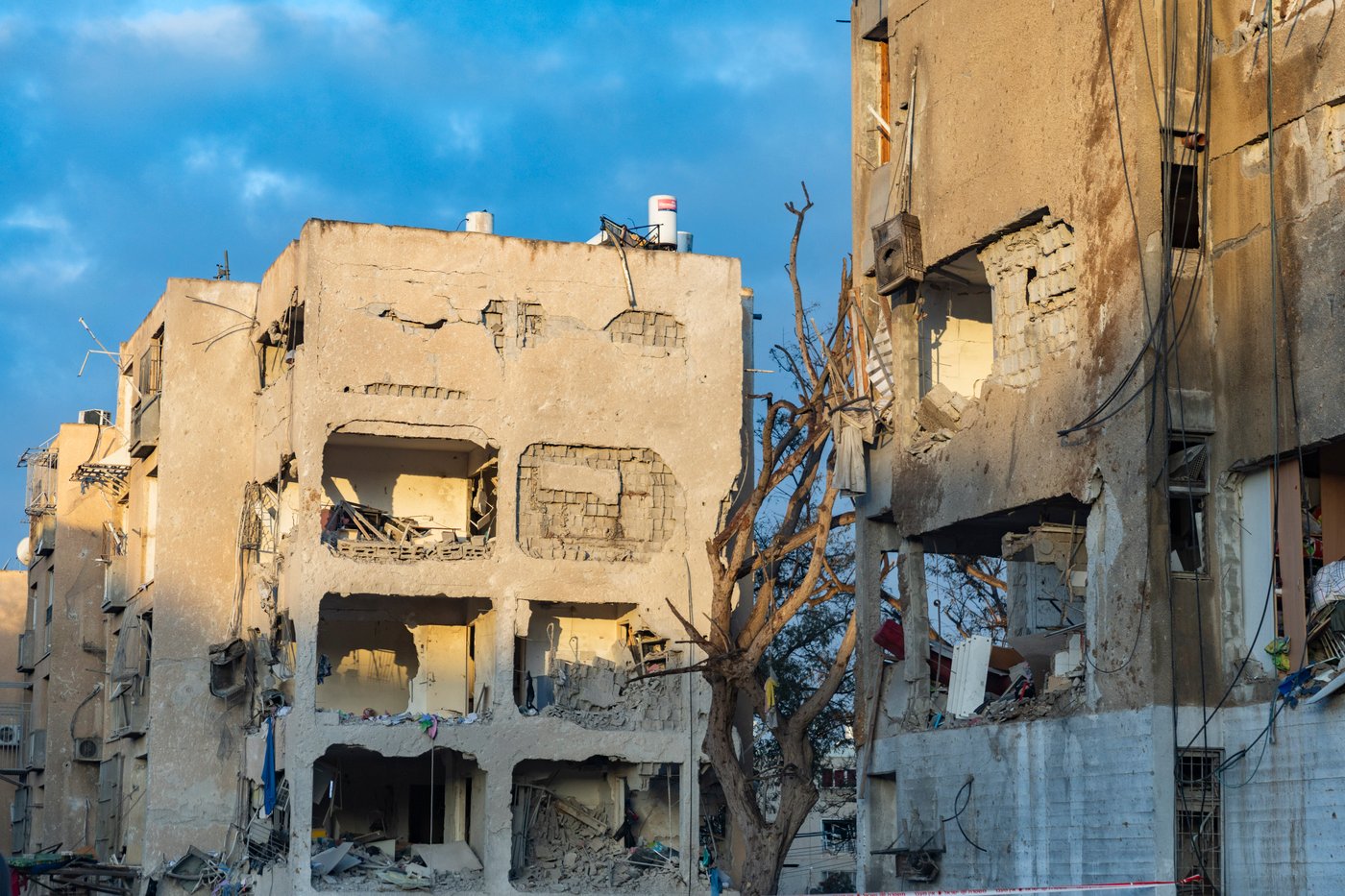 זירת הפגיעה בעיר ערד, ביום ובלילה