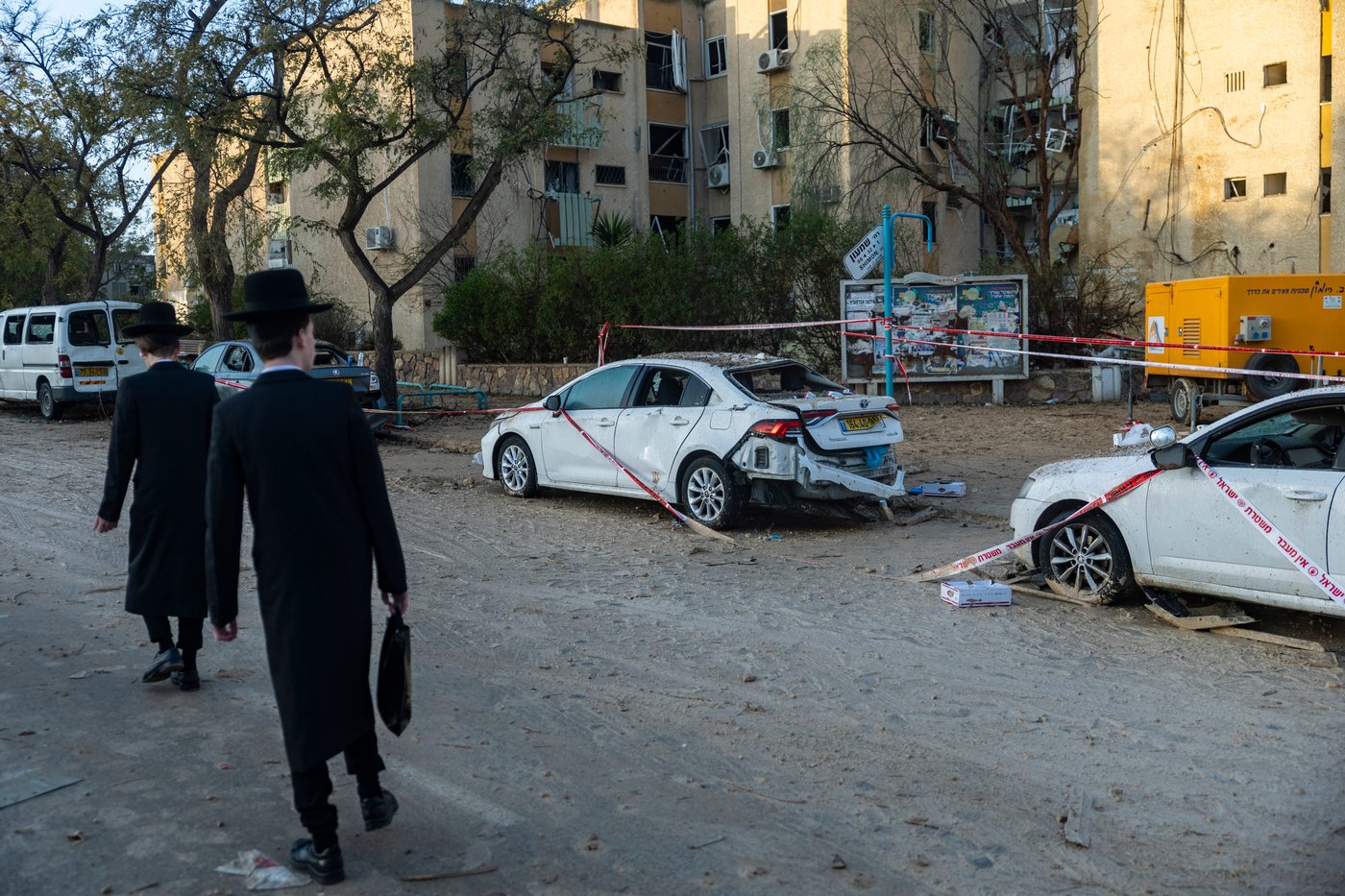 זירת הפגיעה בעיר ערד, ביום ובלילה