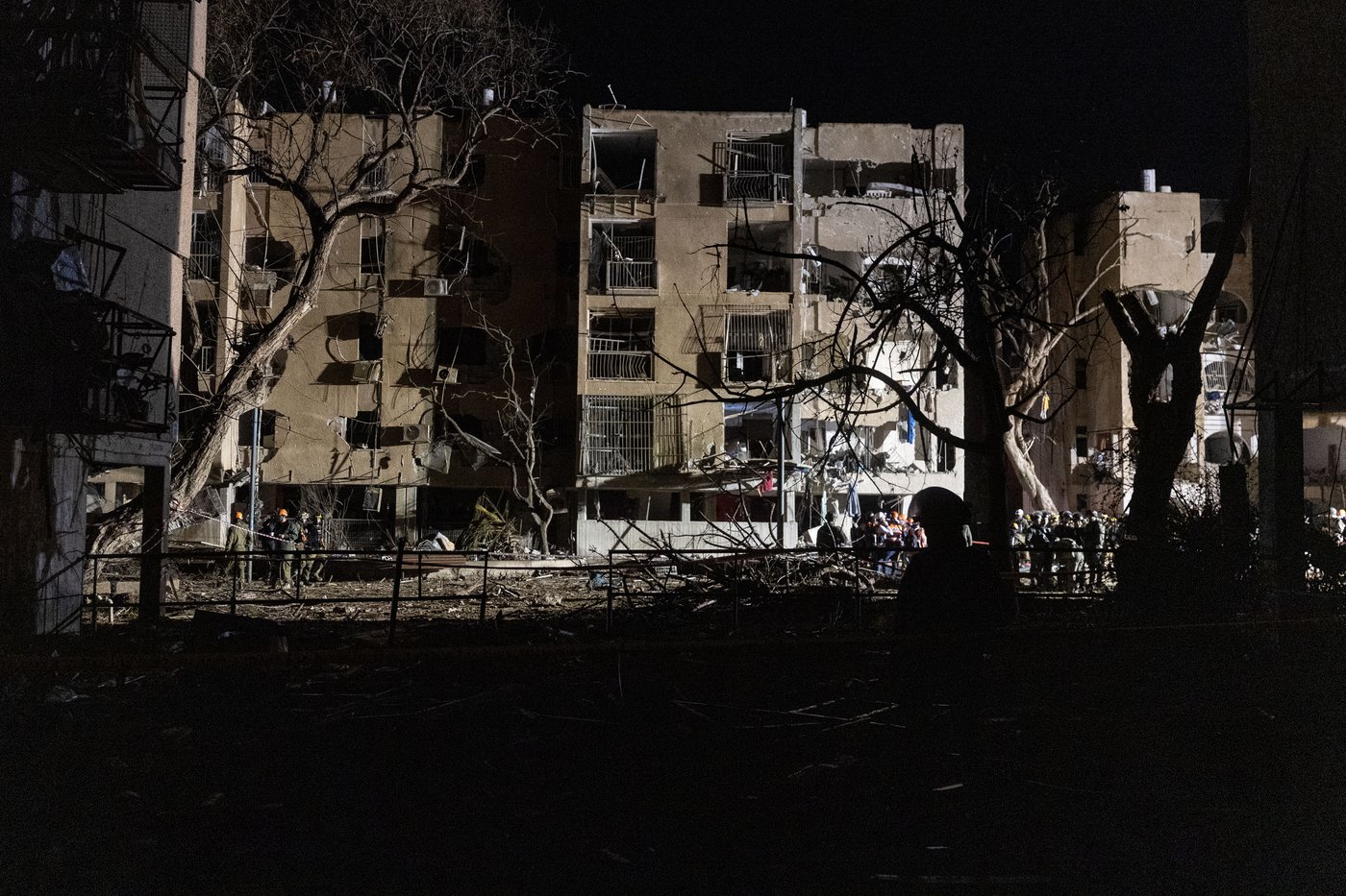 זירת הפגיעה בעיר ערד, ביום ובלילה