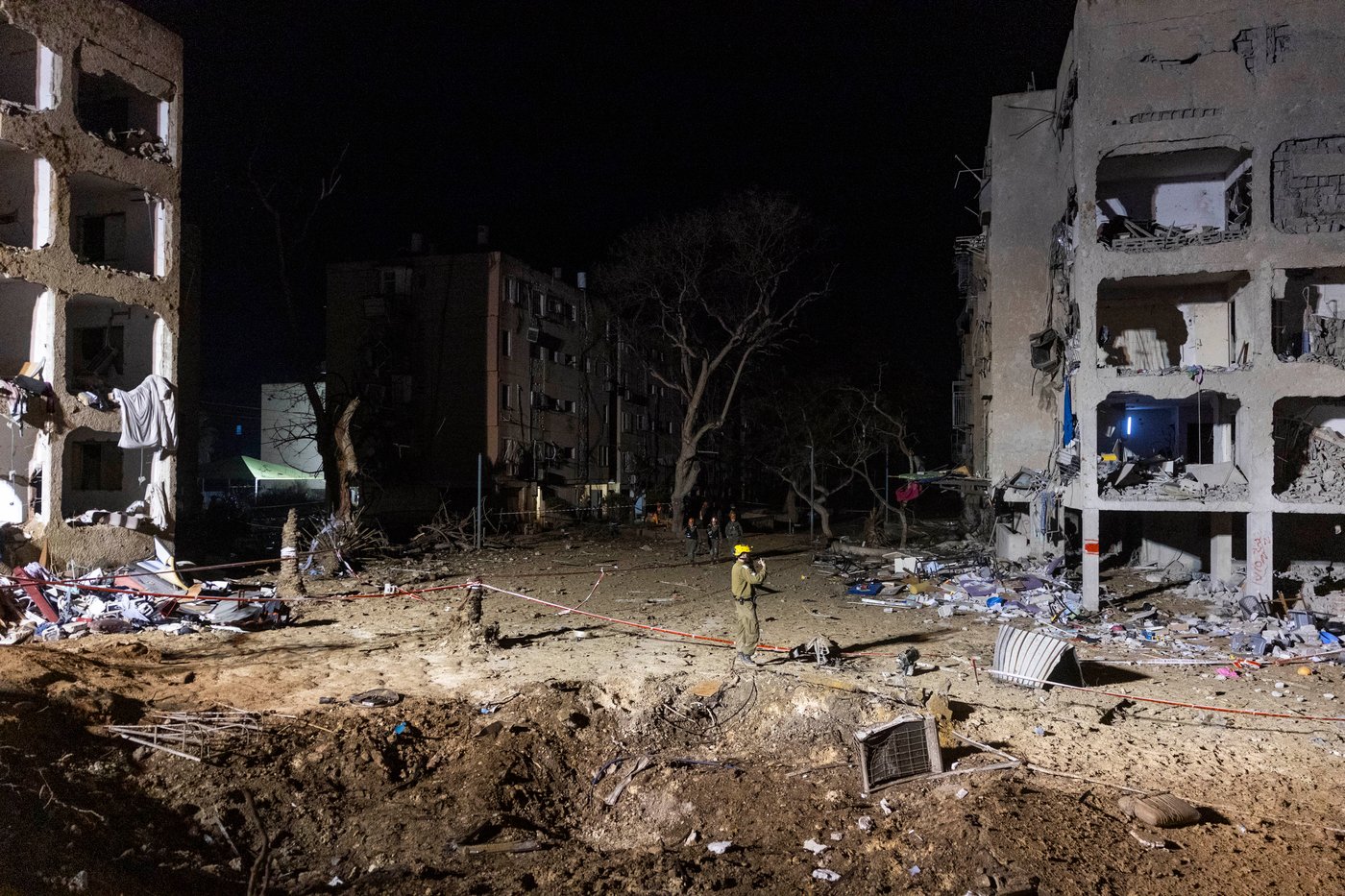 זירת הפגיעה בעיר ערד, ביום ובלילה