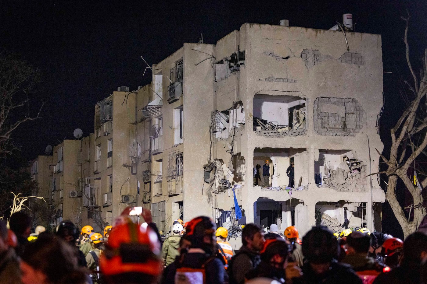 זירת הפגיעה בעיר ערד, ביום ובלילה