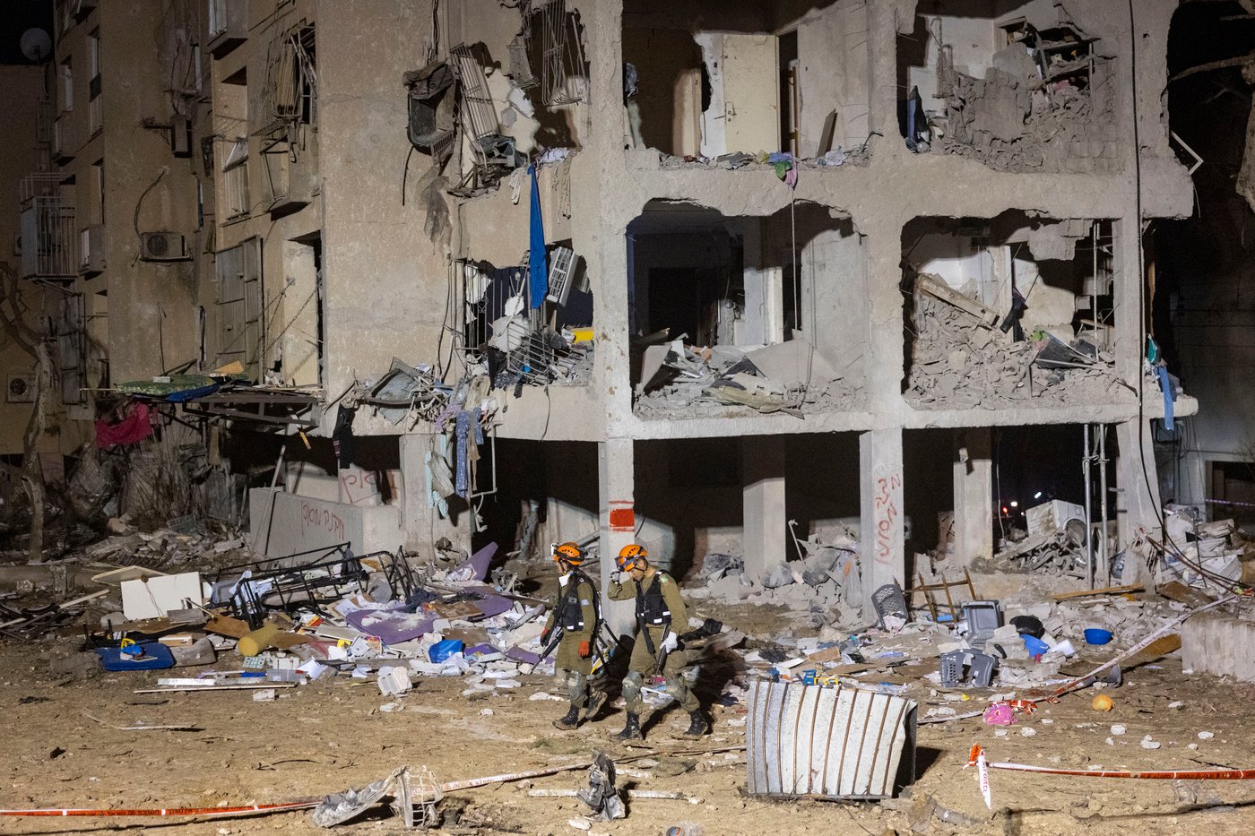 זירת הפגיעה בעיר ערד, ביום ובלילה