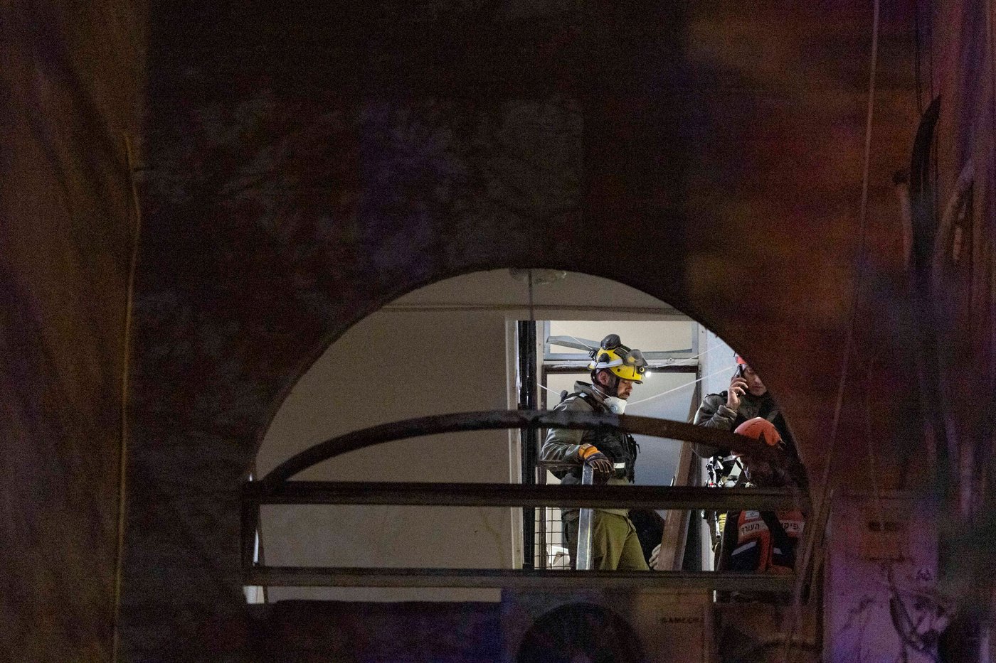 זירת הפגיעה בעיר ערד, ביום ובלילה