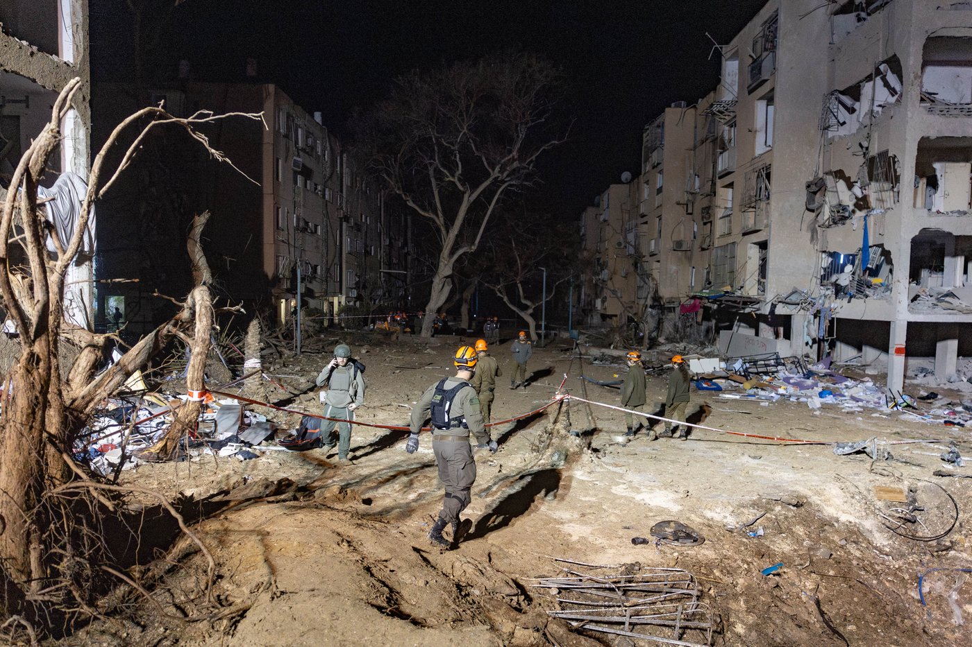 זירת הפגיעה בעיר ערד, ביום ובלילה