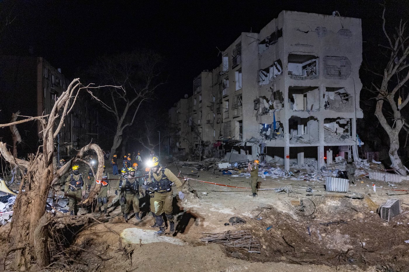 זירת הפגיעה בעיר ערד, ביום ובלילה