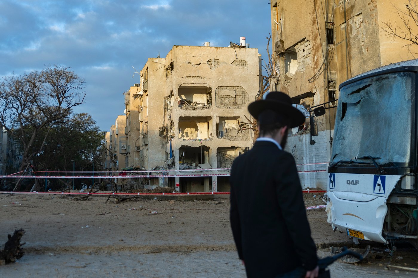 זירת הפגיעה בעיר ערד, ביום ובלילה