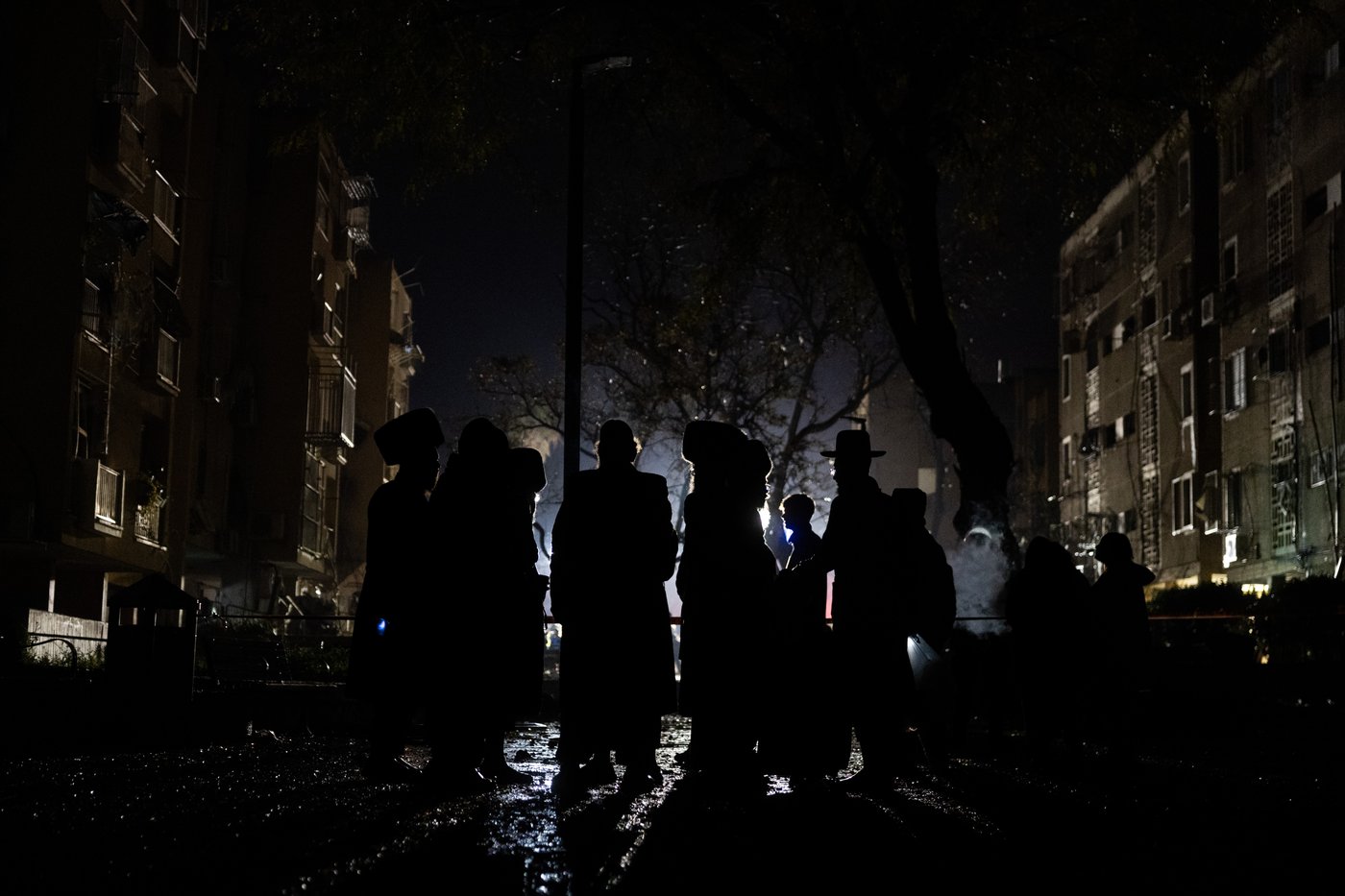 זירת הפגיעה בעיר ערד, ביום ובלילה