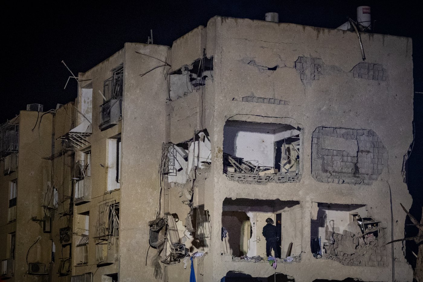 זירת הפגיעה בעיר ערד, ביום ובלילה