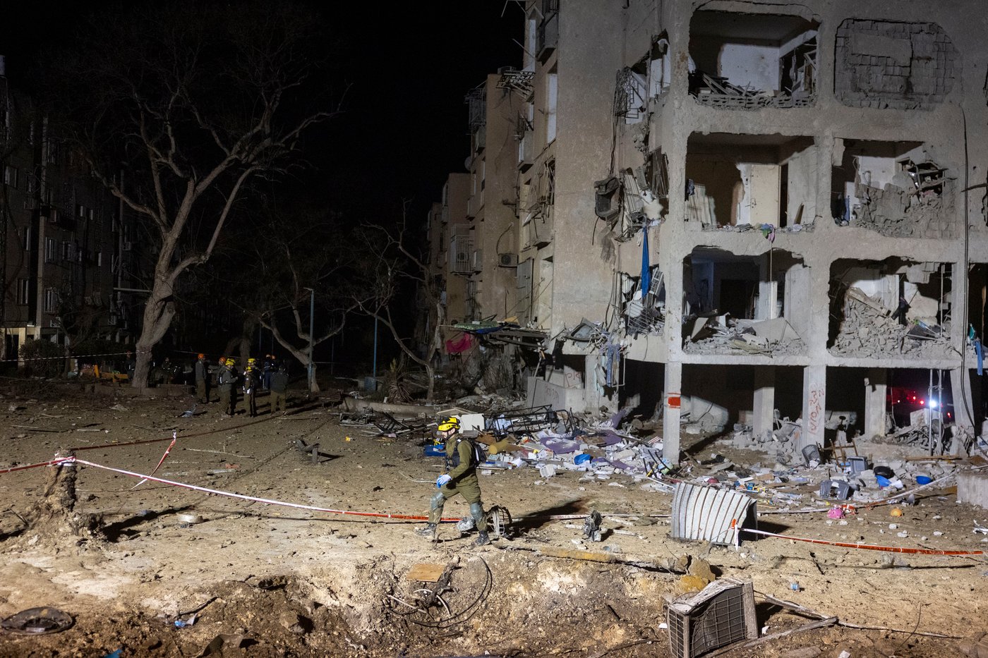 זירת הפגיעה בעיר ערד, ביום ובלילה