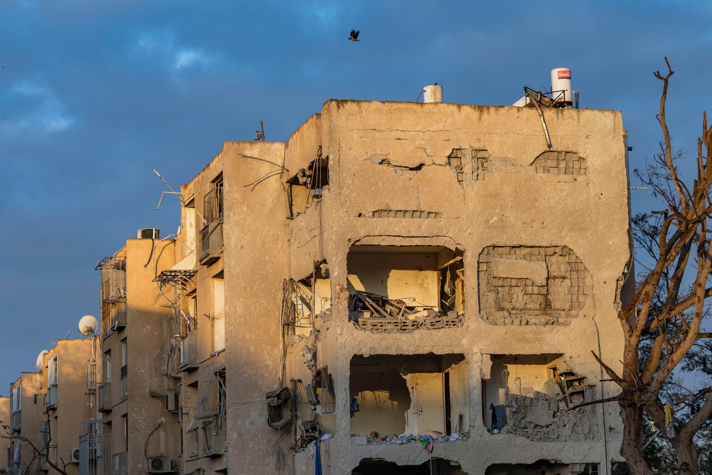 זירת הפגיעה בעיר ערד, ביום ובלילה