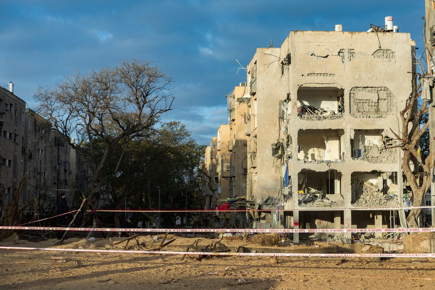 זירת הפגיעה בעיר ערד, ביום ובלילה