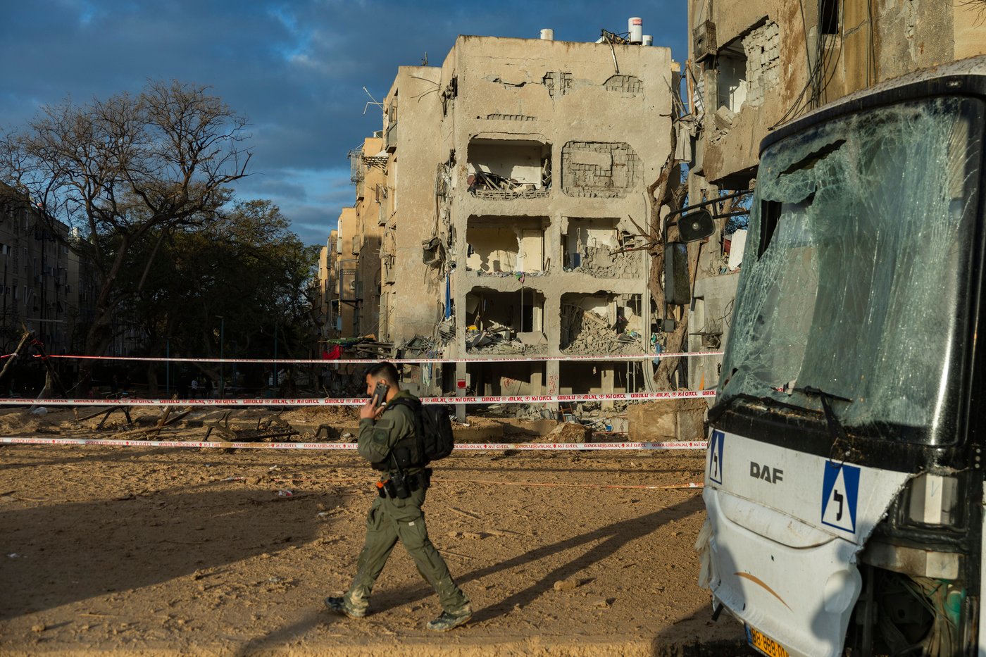 זירת הפגיעה בעיר ערד, ביום ובלילה