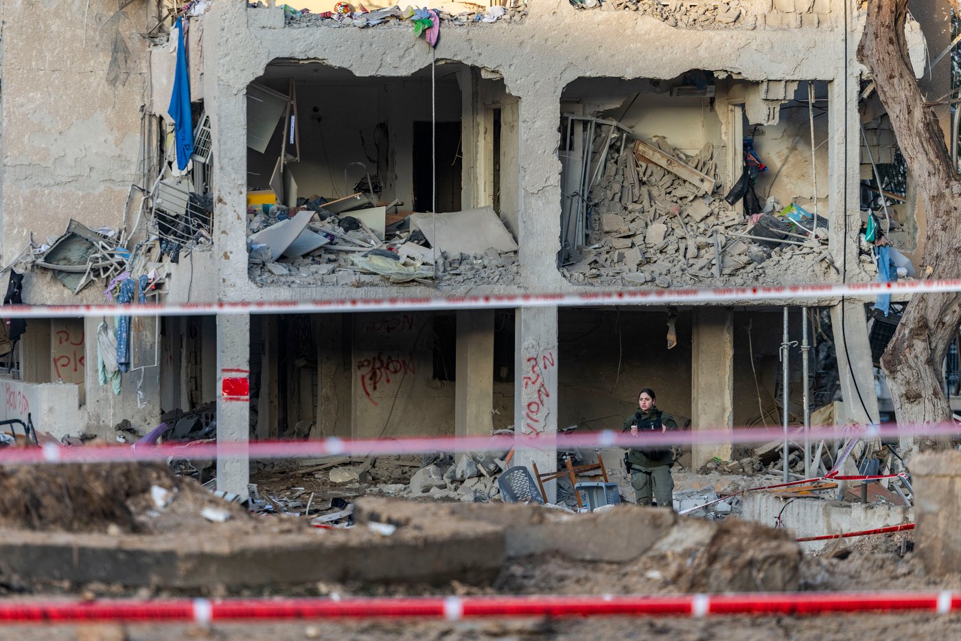 זירת הפגיעה בעיר ערד, ביום ובלילה