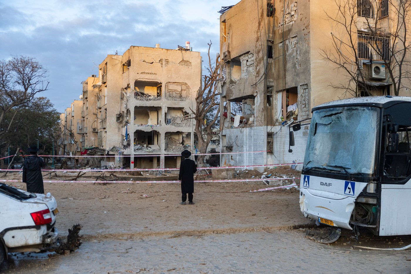 זירת הפגיעה בעיר ערד, ביום ובלילה