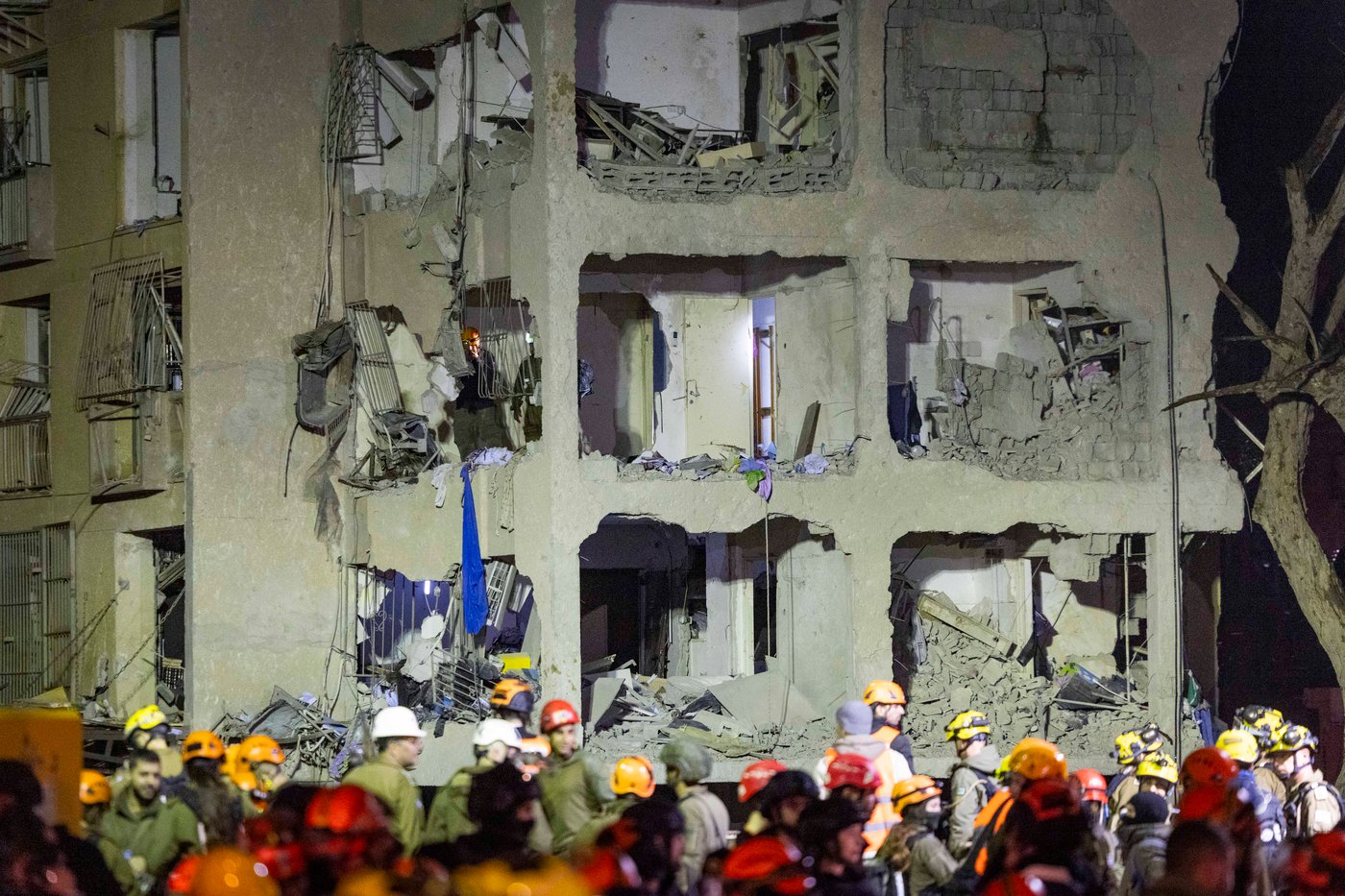 זירת הפגיעה בעיר ערד, ביום ובלילה