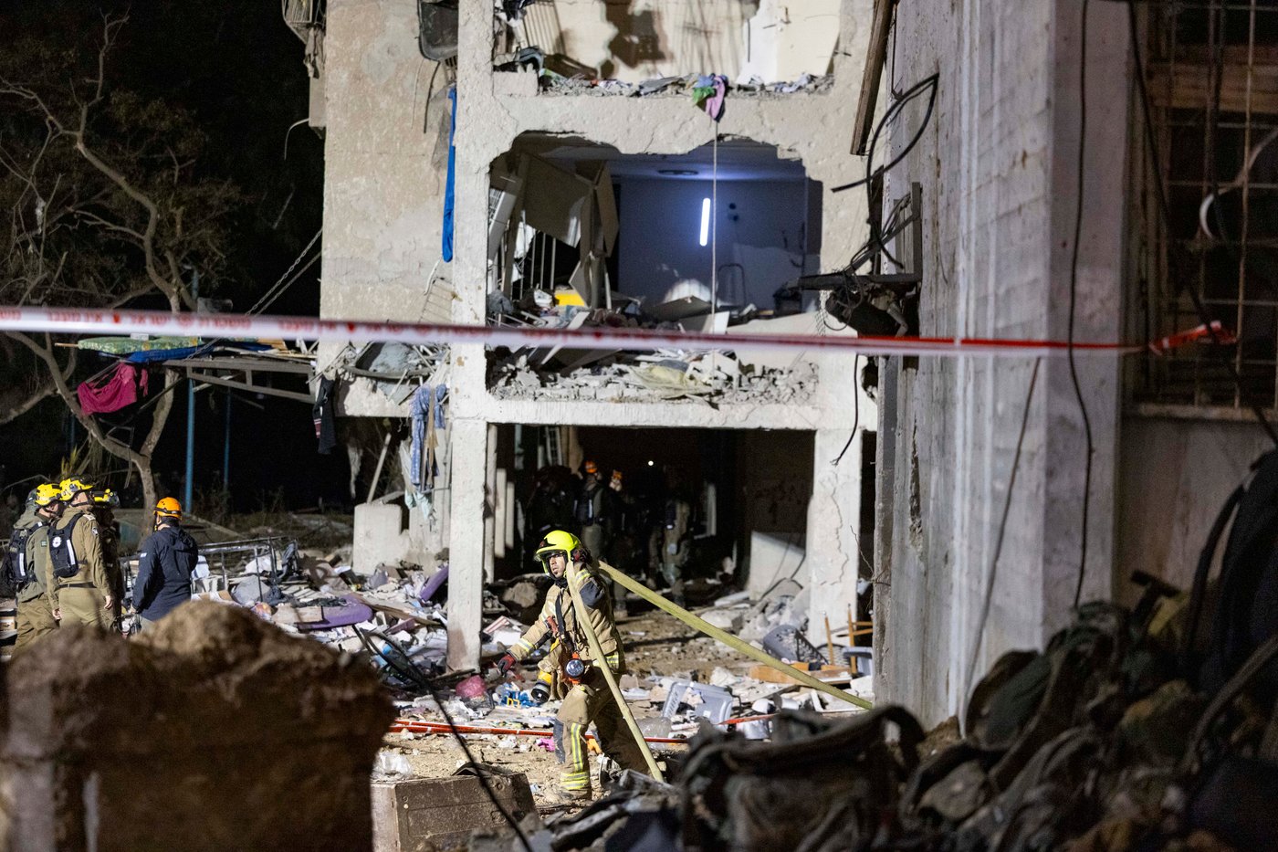 זירת הפגיעה בעיר ערד, ביום ובלילה