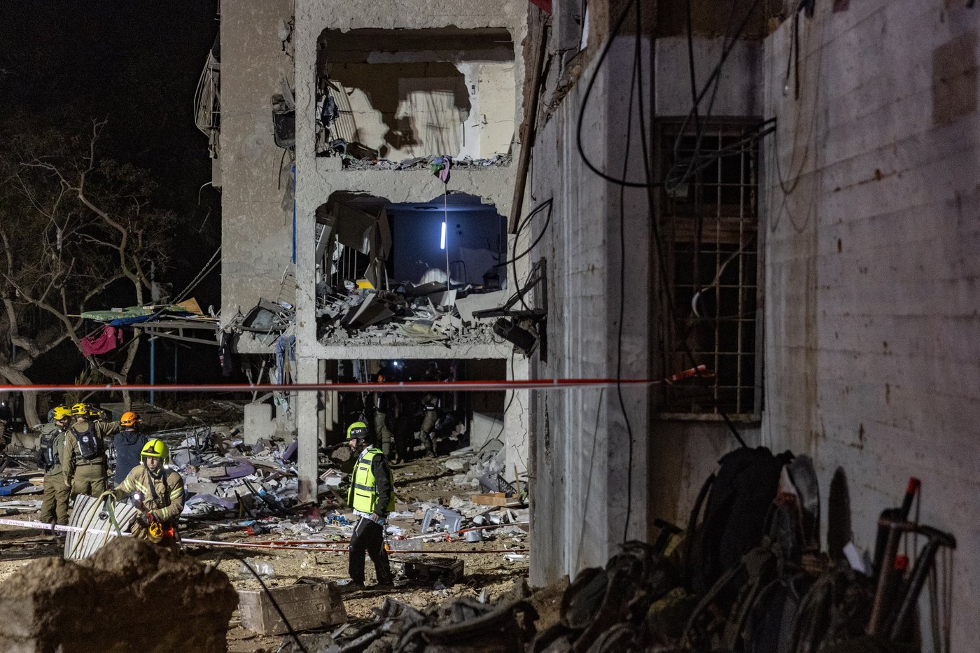 זירת הפגיעה בעיר ערד, ביום ובלילה