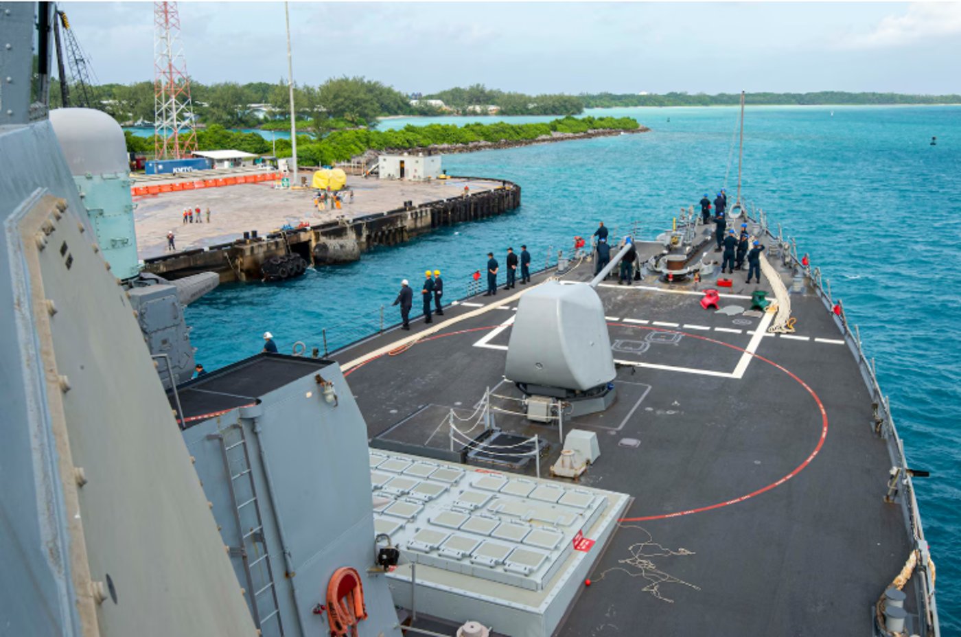 ספינת המלחמה פול המילטון עורכת ביקור בנמל אצל דייגו גרסיה