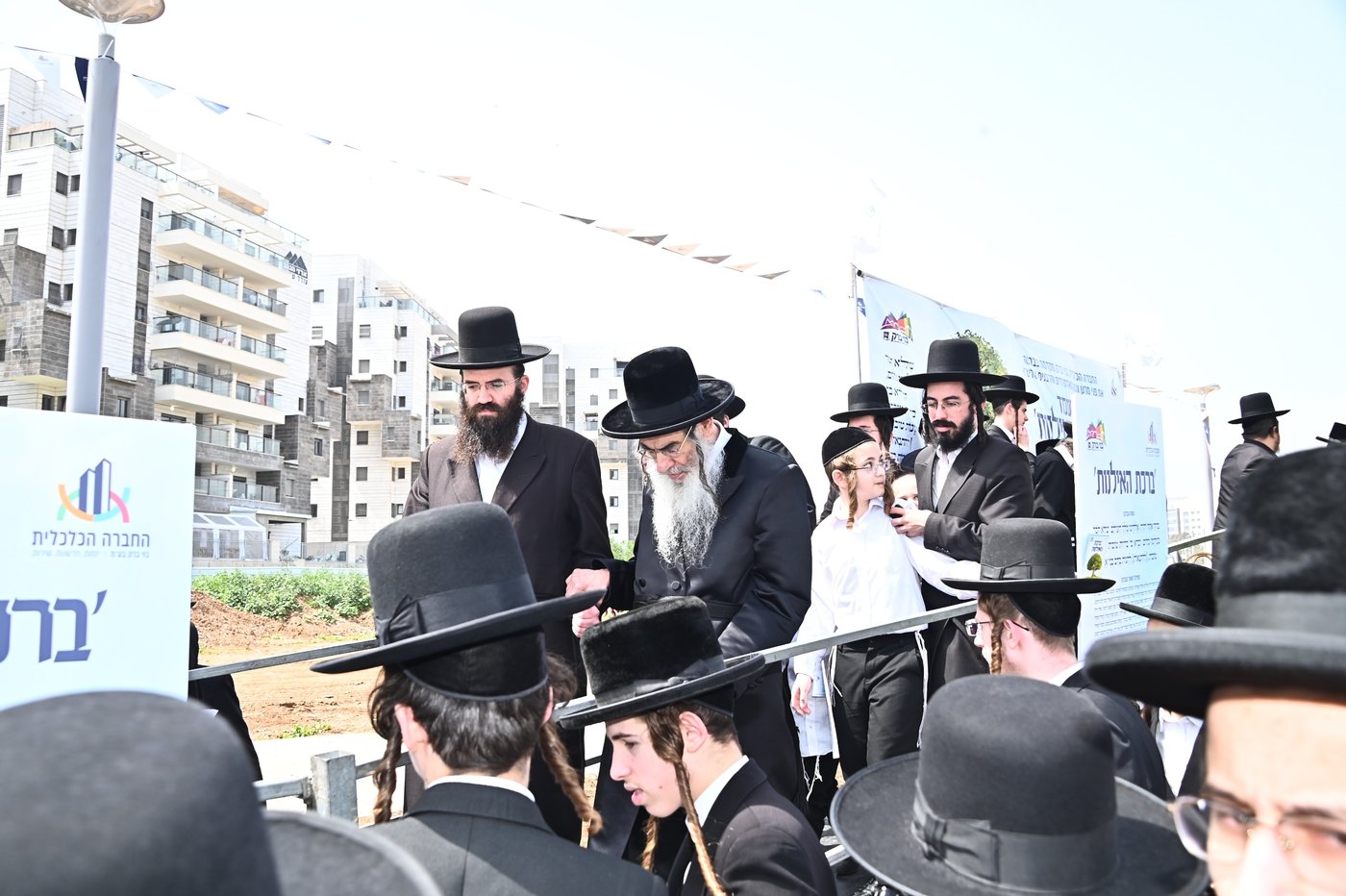 האדמו"ר מאלכסנדר בברכת האילנות במתחם הסופרים בב"ב