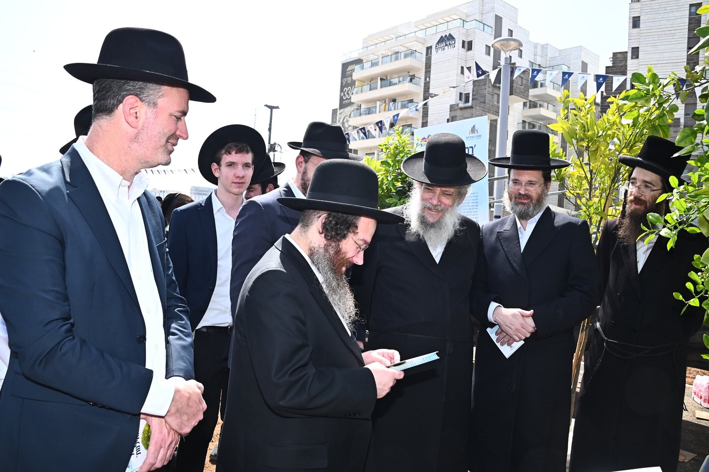 ברכת האילנות במתחם הסופרים בב"ב