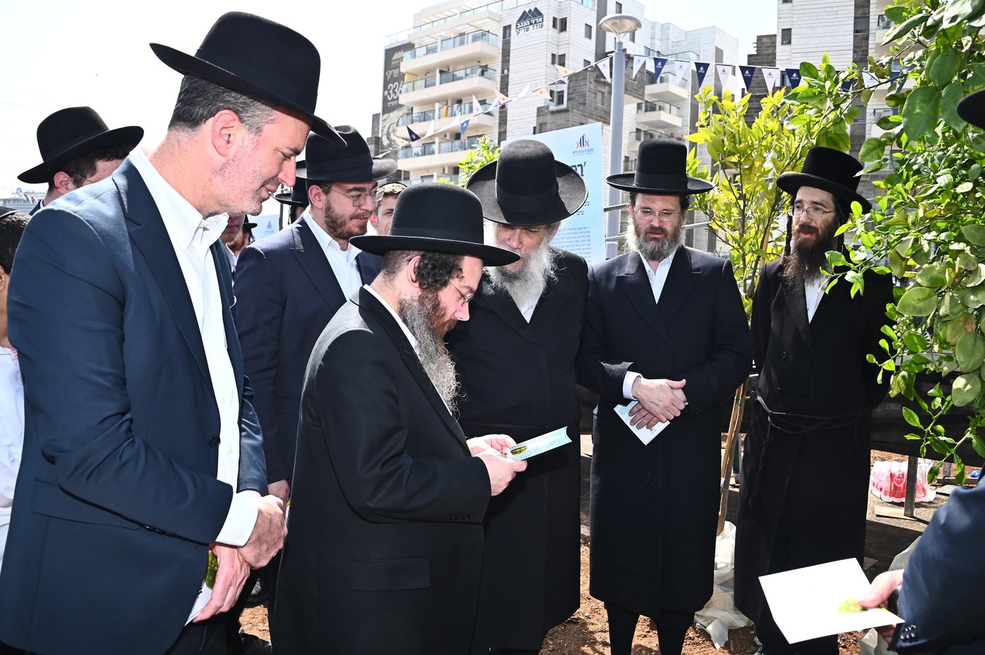 ברכת האילנות במתחם הסופרים בב"ב