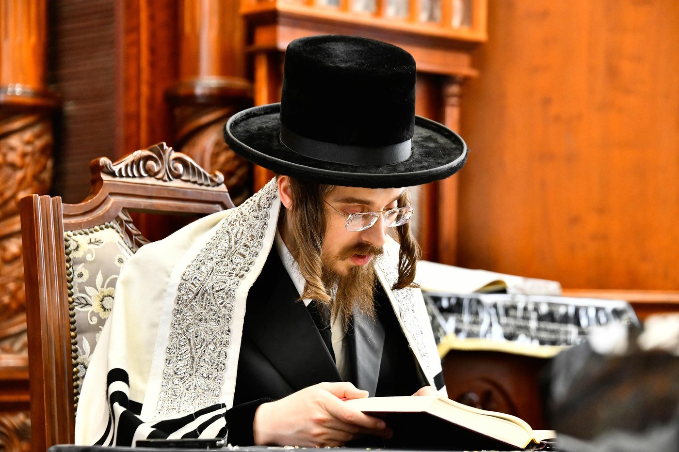 האדמו"ר מסאדיגורה במסירת השיעור לאחר התפילה