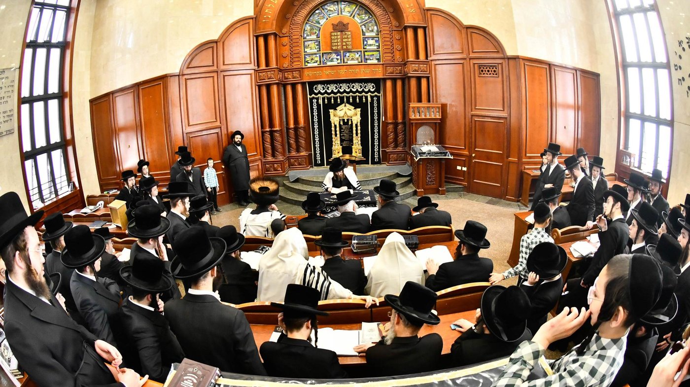 האדמו"ר מסאדיגורה במסירת השיעור לאחר התפילה