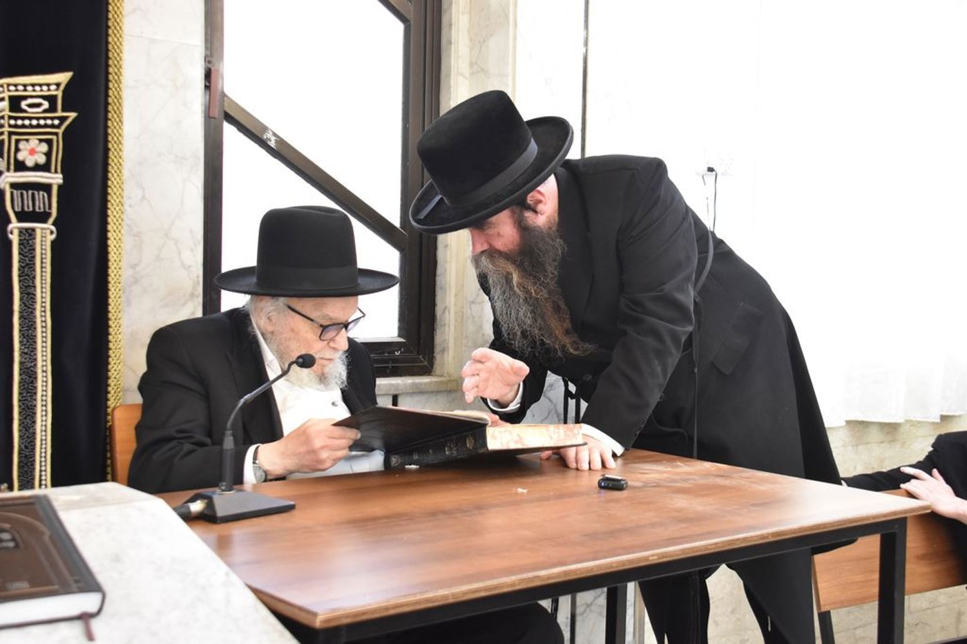 בחורי ויז'ניץ אצל הגרמ"ה הירש