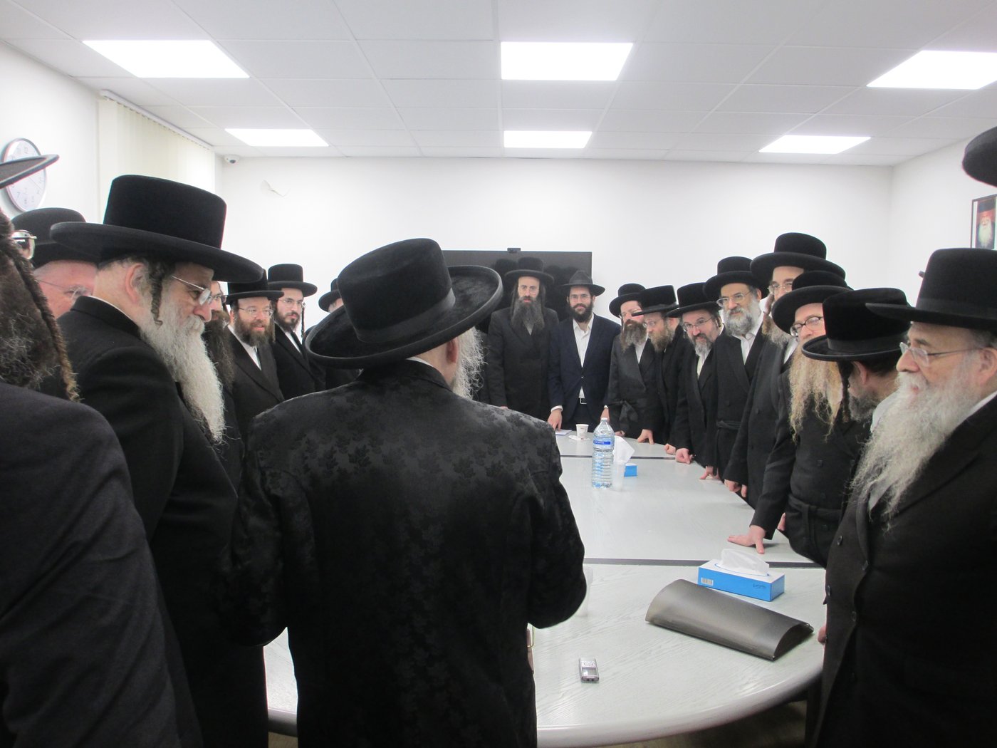  דומ"ץ סאטמר, הגה"צ רבי געציל בערקוביץ עם חברי הבד"ץ באנטווערפן