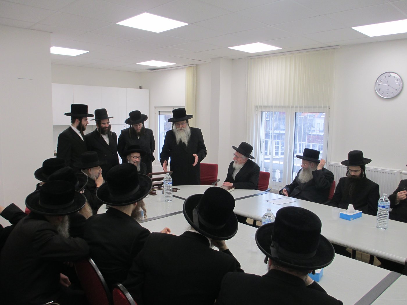  דומ"ץ סאטמר, הגה"צ רבי געציל בערקוביץ עם חברי הבד"ץ באנטווערפן