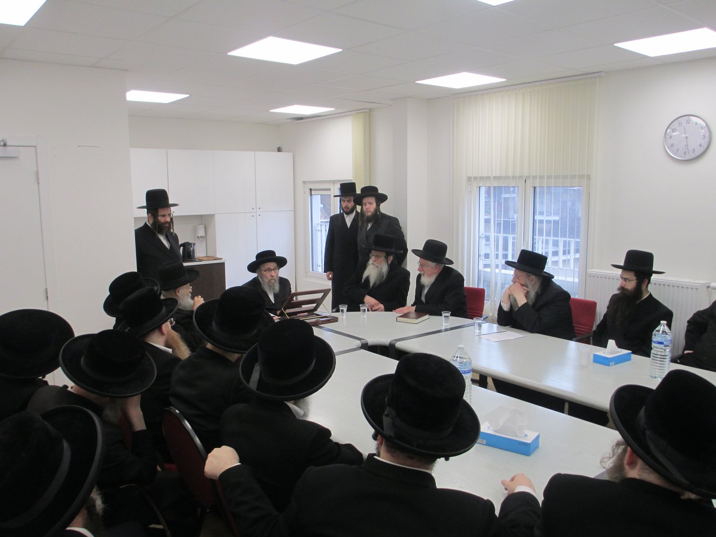  דומ"ץ סאטמר, הגה"צ רבי געציל בערקוביץ עם חברי הבד"ץ באנטווערפן