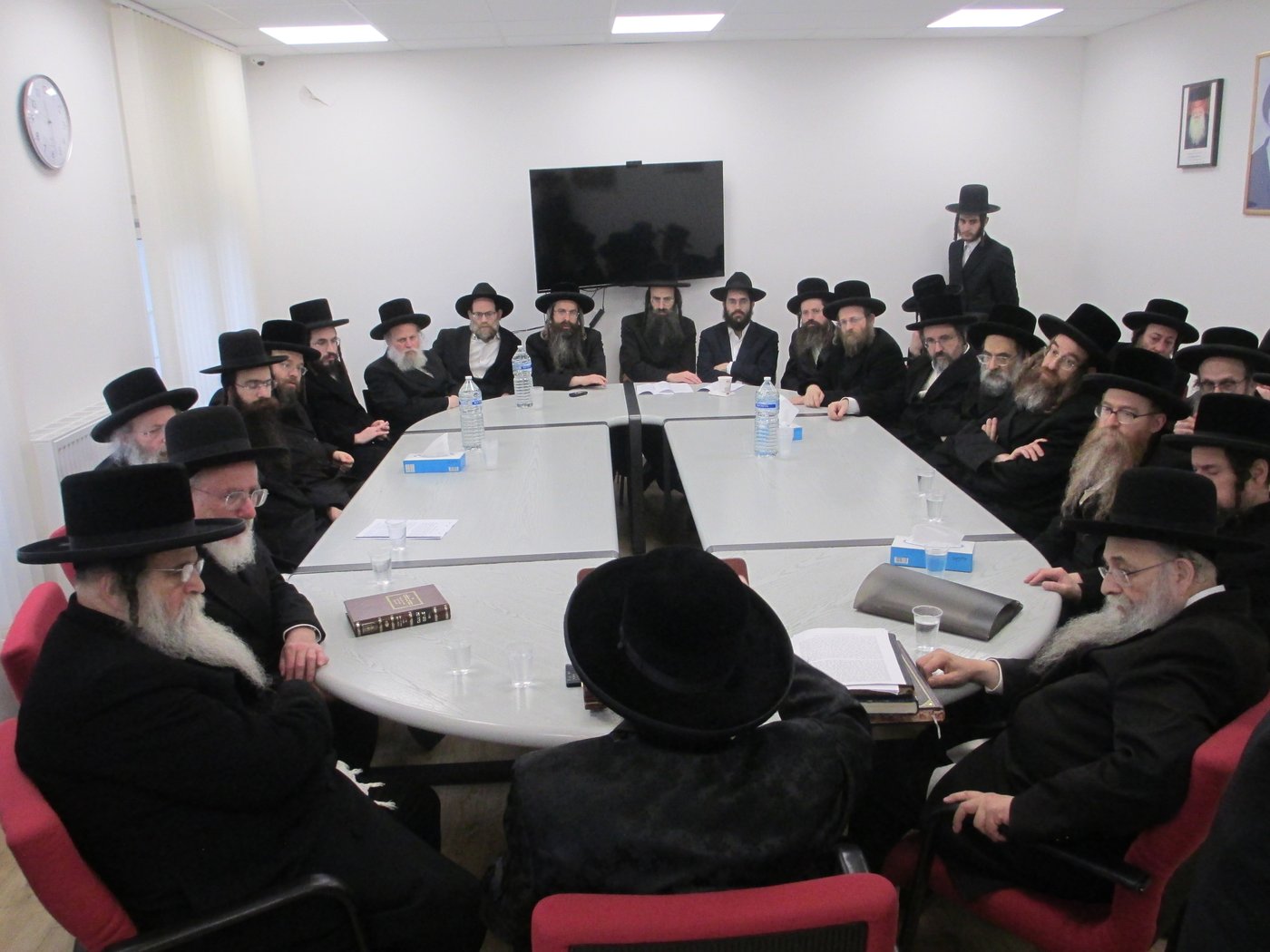  דומ"ץ סאטמר, הגה"צ רבי געציל בערקוביץ עם חברי הבד"ץ באנטווערפן