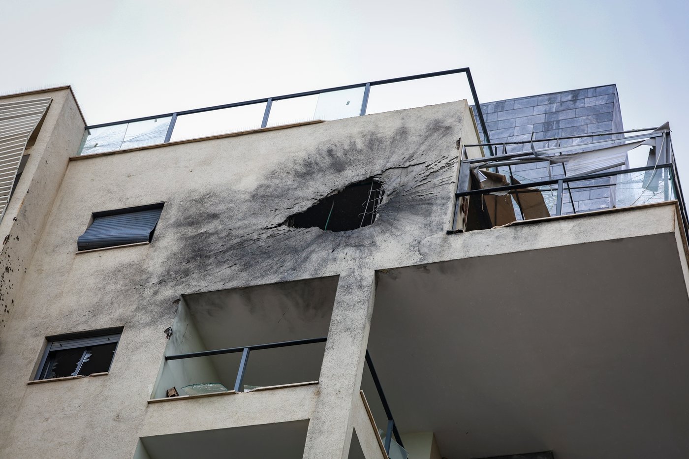 יום של מלחמה בצפון הארץ: הזירה בה טיל שנורה לעבר ישראל גרם נזק לבניין ולכלי רכב במעלות-תרשיחא