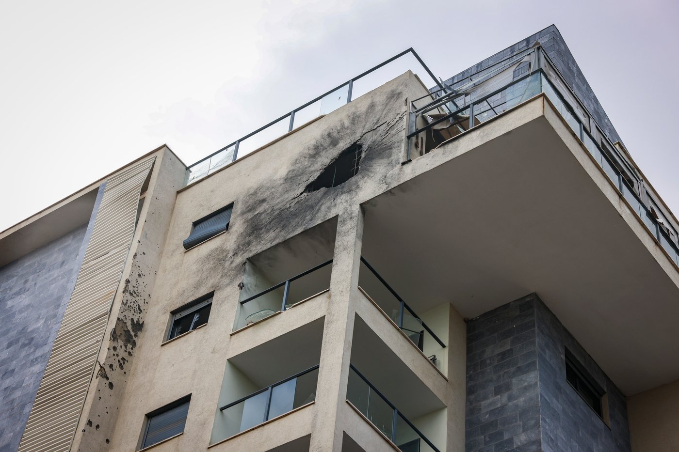 יום של מלחמה בצפון הארץ: הזירה בה טיל שנורה לעבר ישראל גרם נזק לבניין ולכלי רכב במעלות-תרשיחא