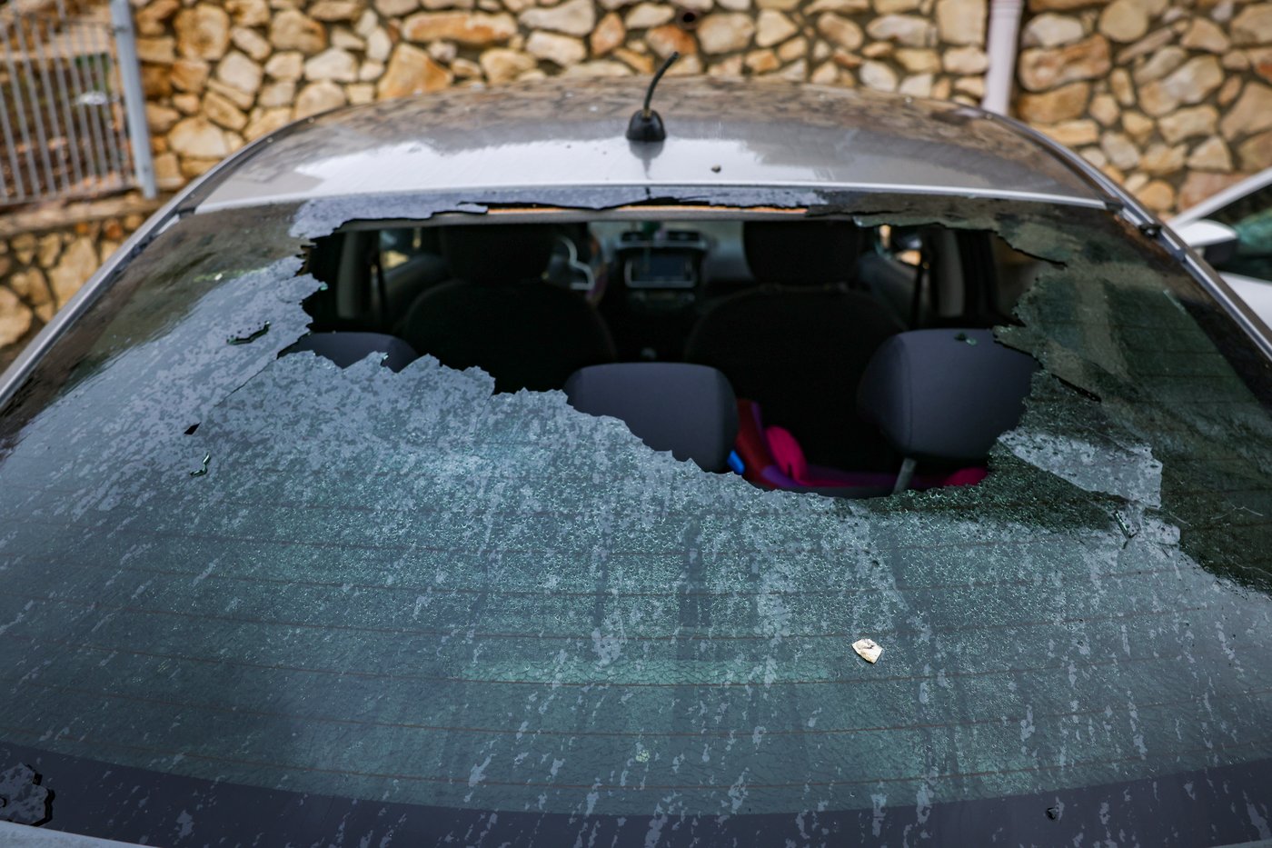 יום של מלחמה בצפון הארץ: הזירה בה טיל שנורה לעבר ישראל גרם נזק לבניין ולכלי רכב במעלות-תרשיחא