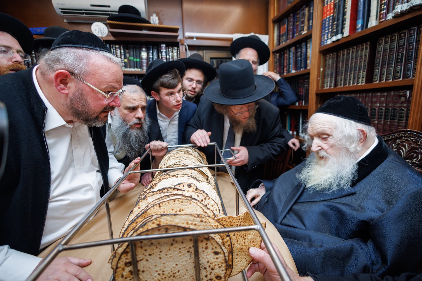 הגר"מ שטרנבוך באפיית מצות