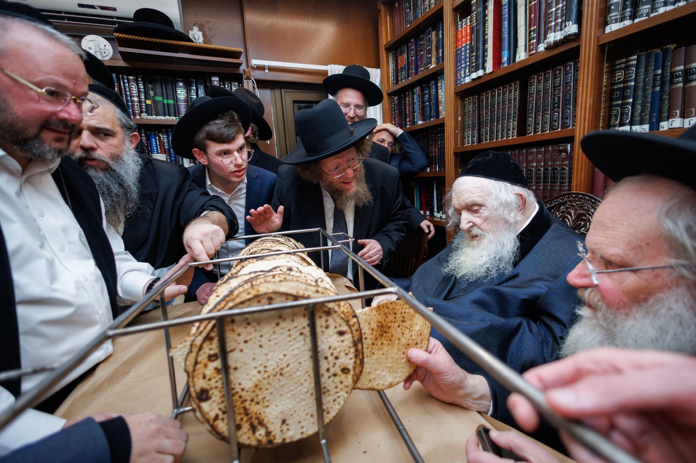 הגר"מ שטרנבוך באפיית מצות