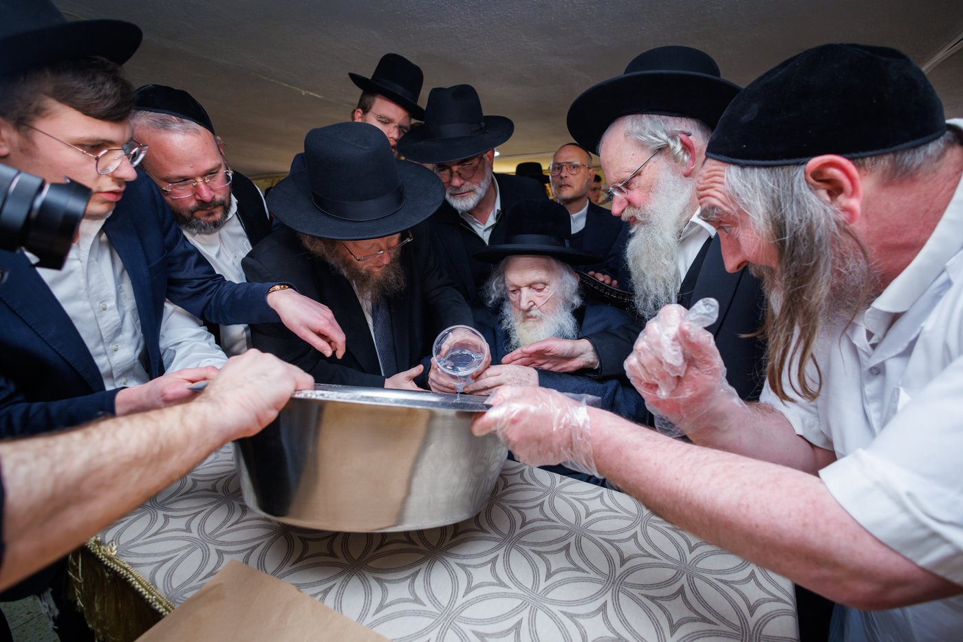 הגר"מ שטרנבוך באפיית מצות