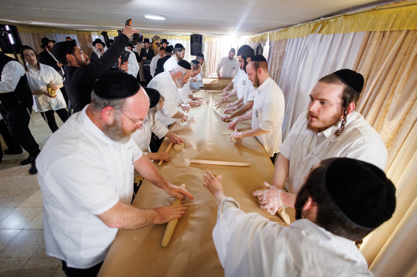 הגר"מ שטרנבוך באפיית מצות