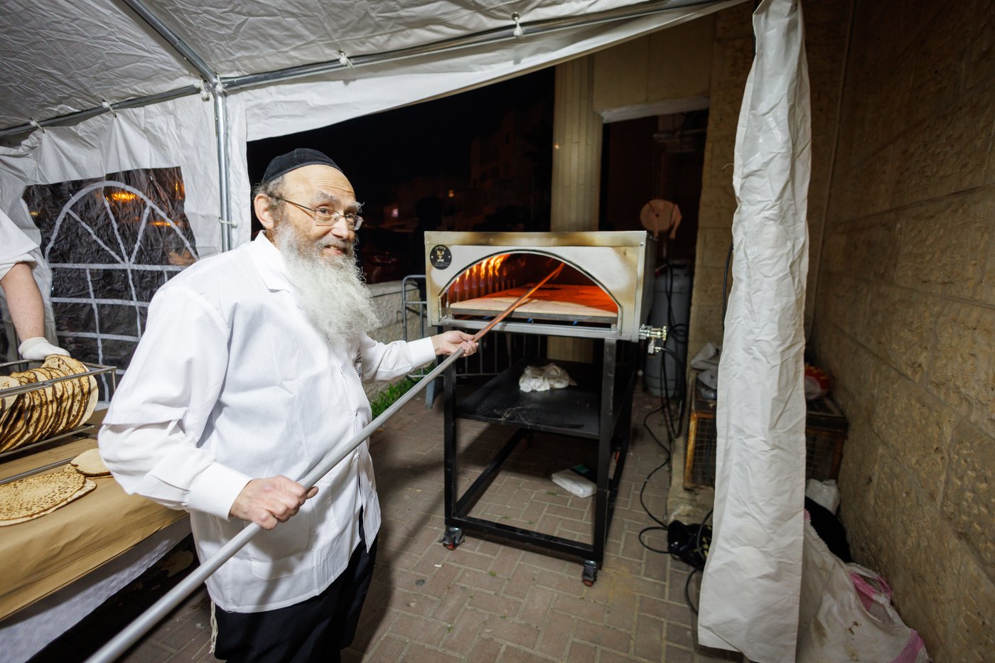 הגר"מ שטרנבוך באפיית מצות