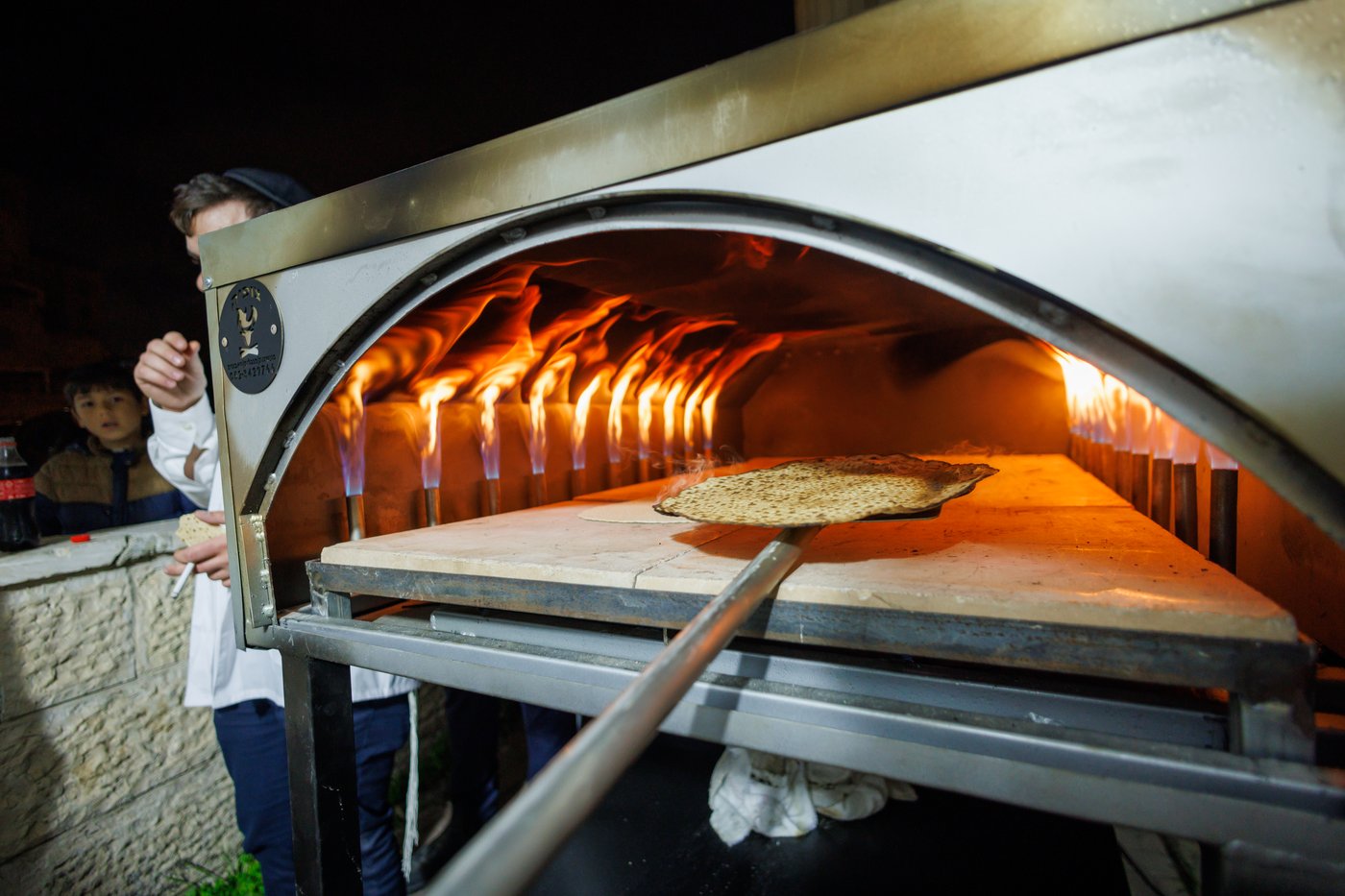 הגר"מ שטרנבוך באפיית מצות