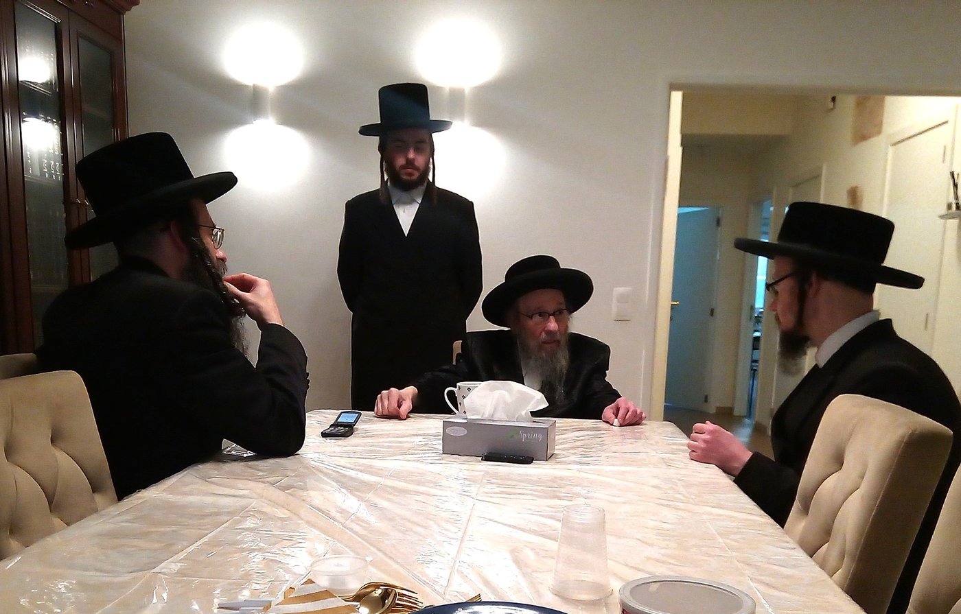  דומ"ץ סאטמר, הגה"צ רבי געציל בערקוביץ עם דייני סאטמר באנטווערפן