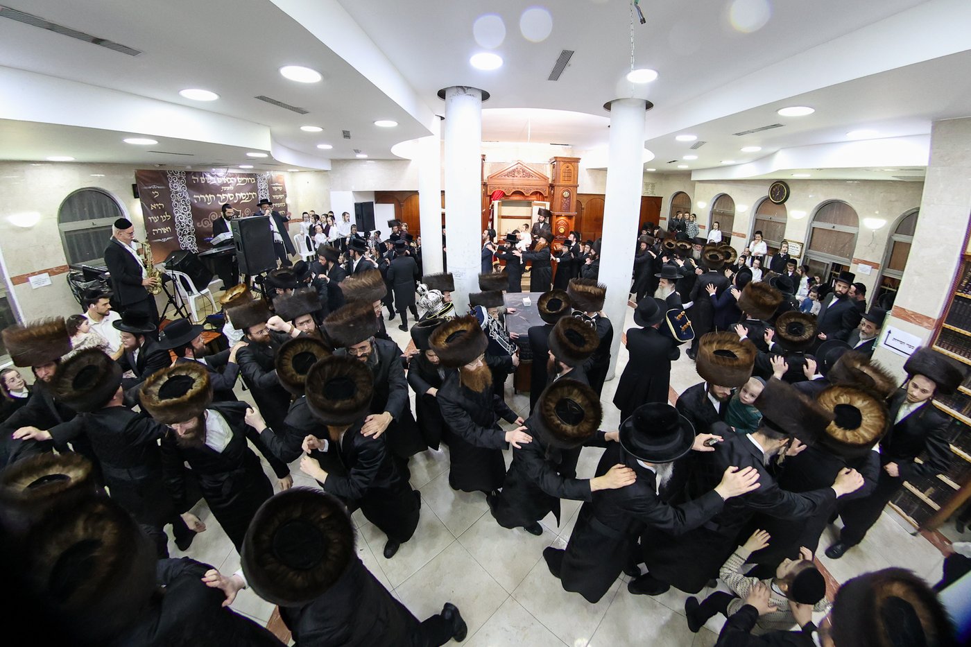 הכנסת ס"ת לקהל חסידים בחיפה