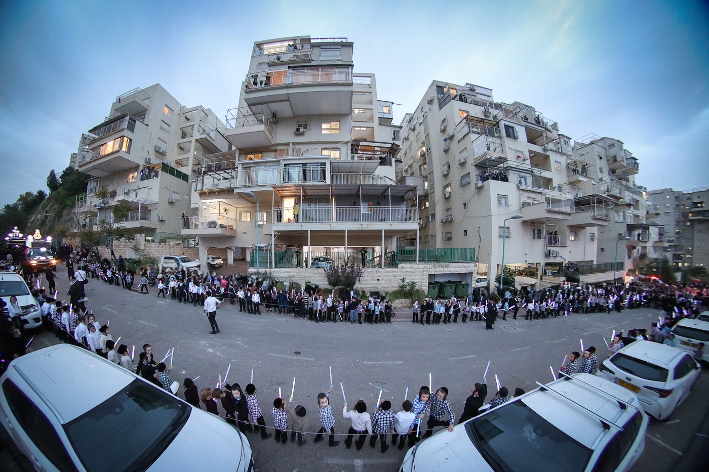 הכנסת ס"ת לקהל חסידים בחיפה